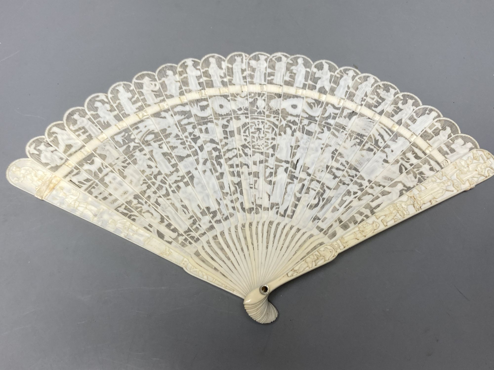 An early 19th century Chinese ivory brise fan, 19.1cm